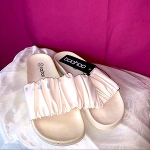 NWT BooHoo Brand New Cream White Sandals